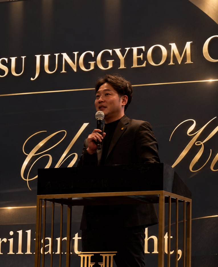 연단에서 수상 소감을 전하는 수상자